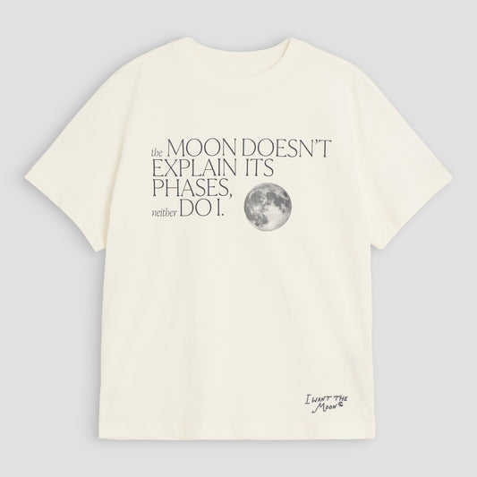 The Moon Doesn’t Explain Its Phases – Neither Do I  – Premium Line T-Shirt mit abgeschrägtem Ärmel in Luna Glow White