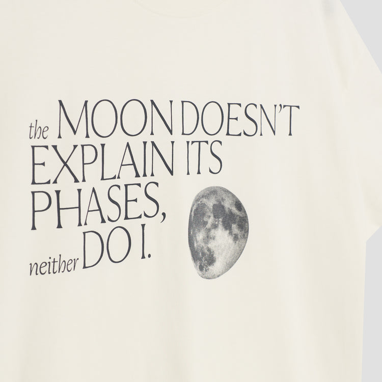 The Moon Doesn’t Explain Its Phases – Neither Do I  – Premium Line T-Shirt mit abgeschrägtem Ärmel in Luna Glow White