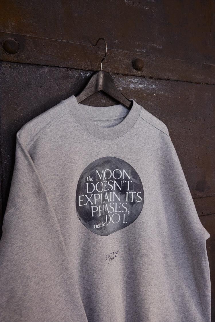 The Moon Doesn’t Explain Its Phases – Neither Do I - Premium Line Oversized Sweater mit Integrated-Moon-Print in Cosmic Ash