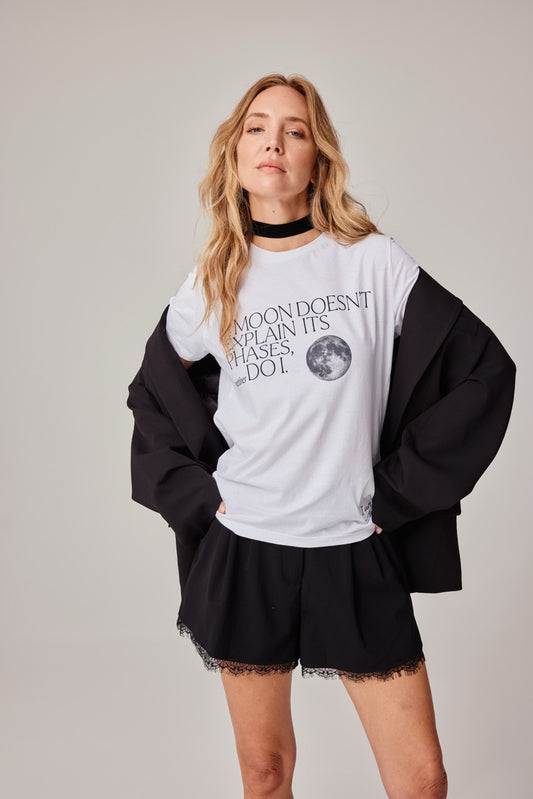 The Moon Doesn’t Explain Its Phases – Neither Do I  – Premium Line T-Shirt mit abgeschrägtem Ärmel in Luna Glow White