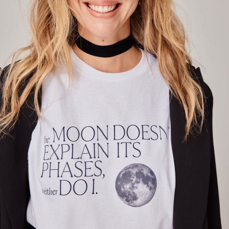 The Moon Doesn’t Explain Its Phases – Neither Do I  – Premium Line T-Shirt mit abgeschrägtem Ärmel in Luna Glow White